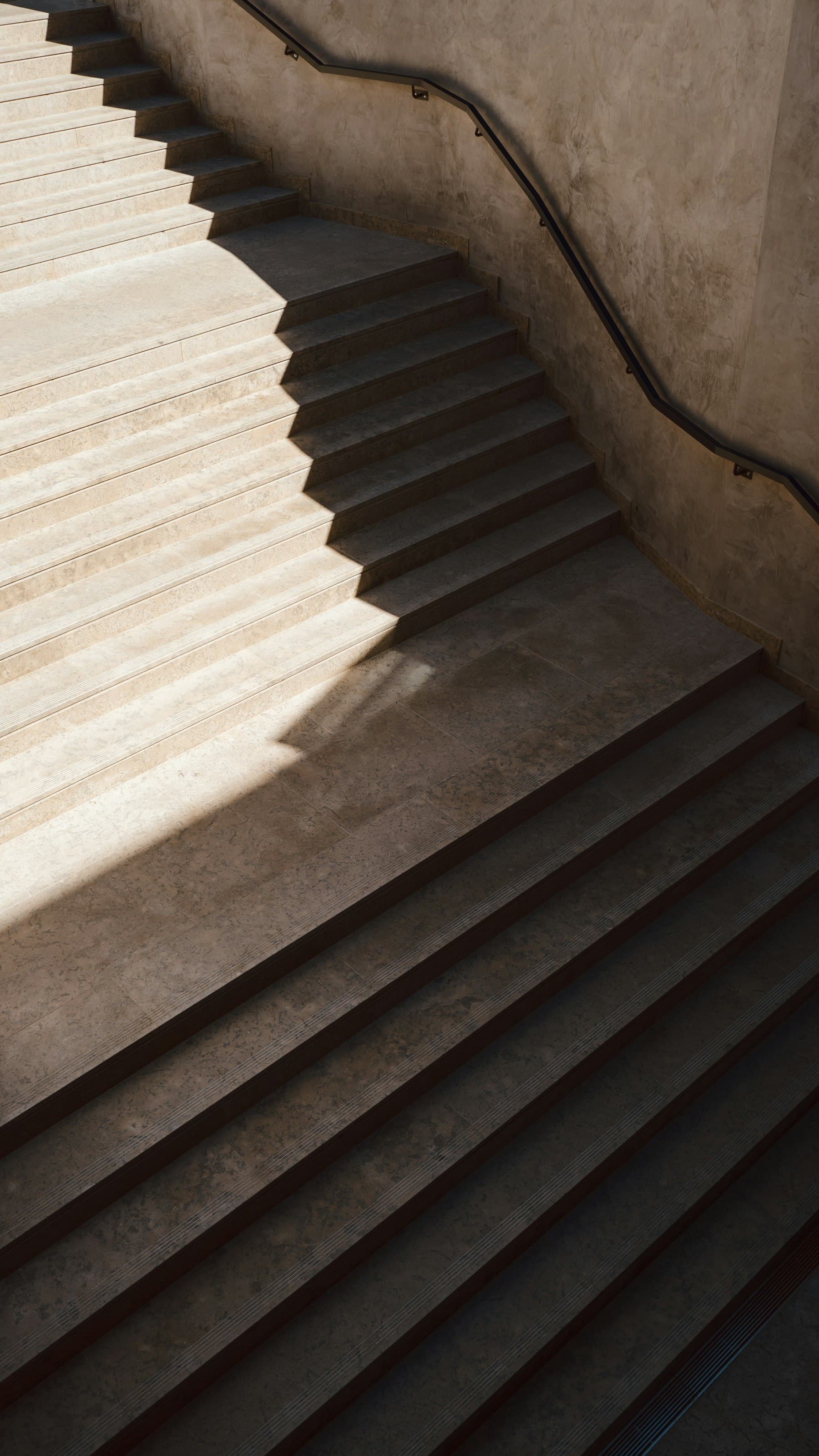 Escalera de mármol claro con luz diagonal, Lisboa